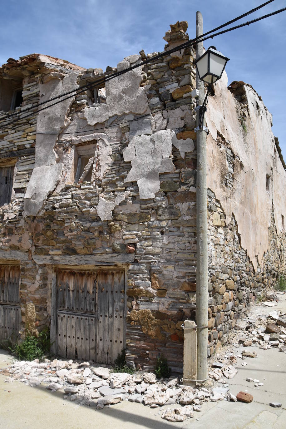 El estado de ruina de numerosos edificios en el casco urbano de Navajún es uno de los principales problemas del municipio. Las lluvias de esta primavera han empeorado la situación de varias viviendas y se han producido derrumbes en diversas calles del pueblo.