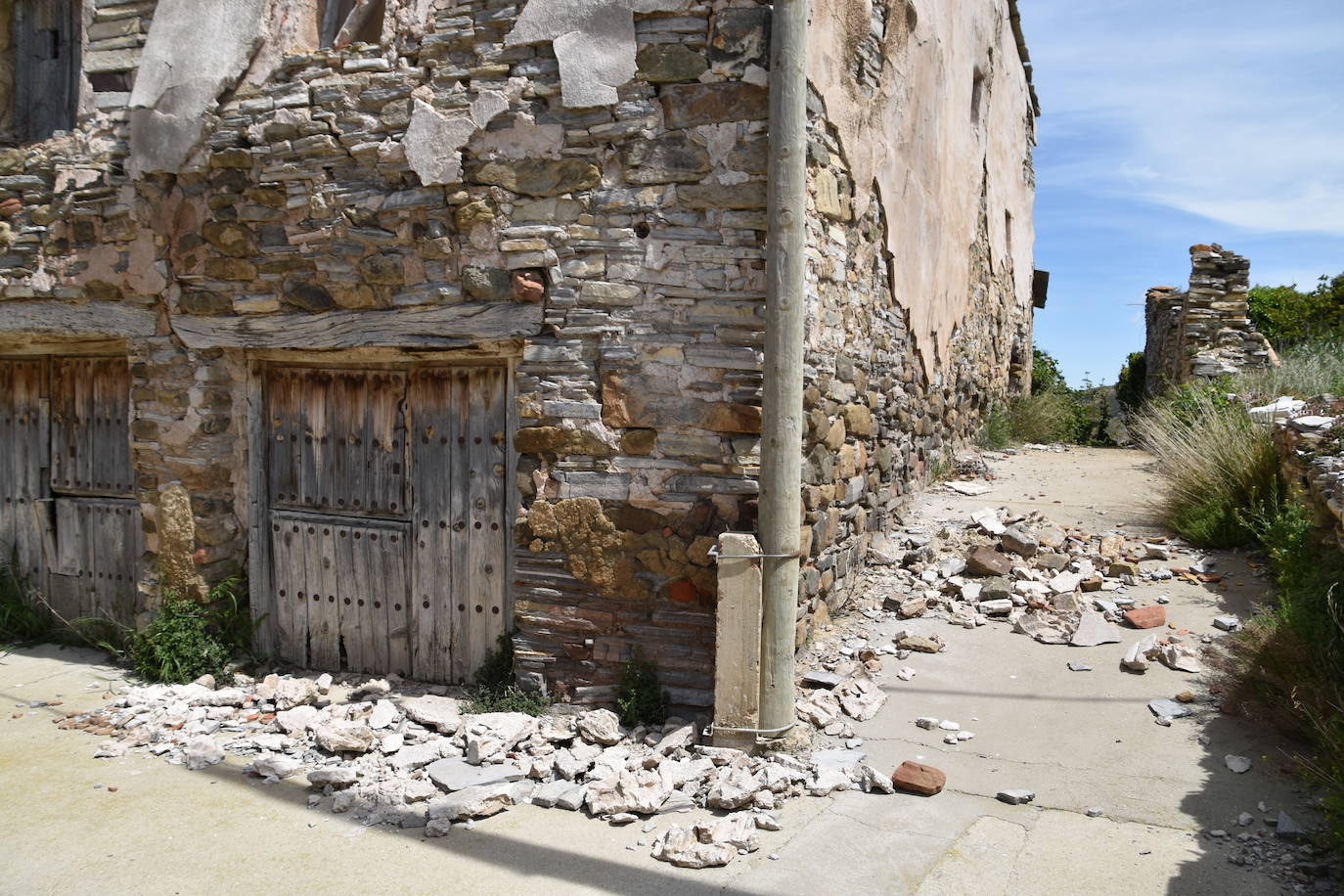 El estado de ruina de numerosos edificios en el casco urbano de Navajún es uno de los principales problemas del municipio. Las lluvias de esta primavera han empeorado la situación de varias viviendas y se han producido derrumbes en diversas calles del pueblo.