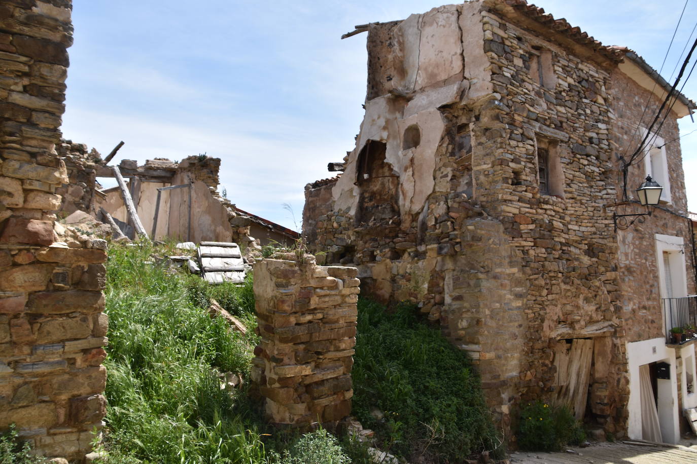 El estado de ruina de numerosos edificios en el casco urbano de Navajún es uno de los principales problemas del municipio. Las lluvias de esta primavera han empeorado la situación de varias viviendas y se han producido derrumbes en diversas calles del pueblo.