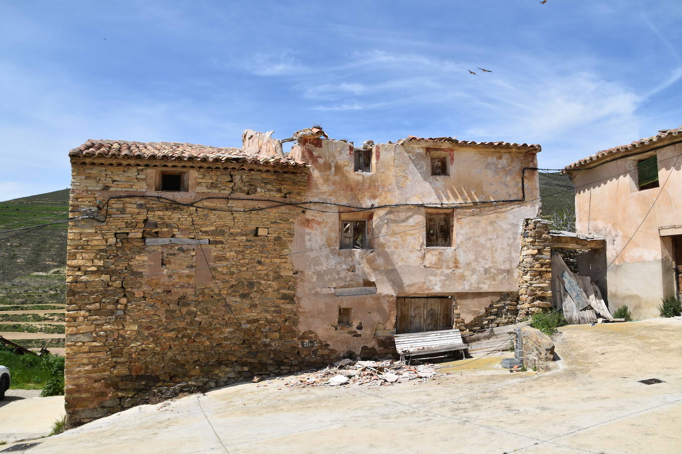 El estado de ruina de numerosos edificios en el casco urbano de Navajún es uno de los principales problemas del municipio. Las lluvias de esta primavera han empeorado la situación de varias viviendas y se han producido derrumbes en diversas calles del pueblo.