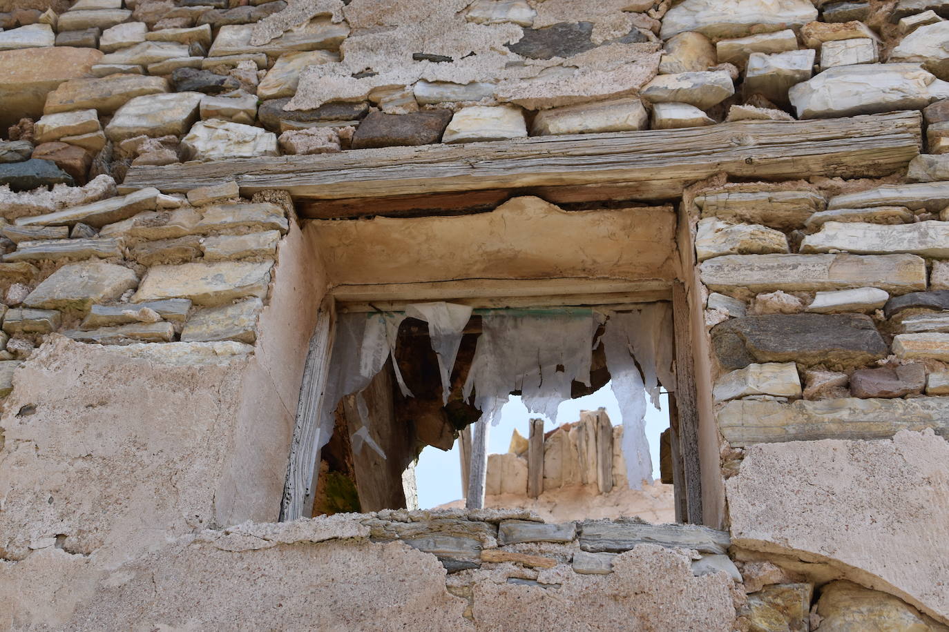 El estado de ruina de numerosos edificios en el casco urbano de Navajún es uno de los principales problemas del municipio. Las lluvias de esta primavera han empeorado la situación de varias viviendas y se han producido derrumbes en diversas calles del pueblo.
