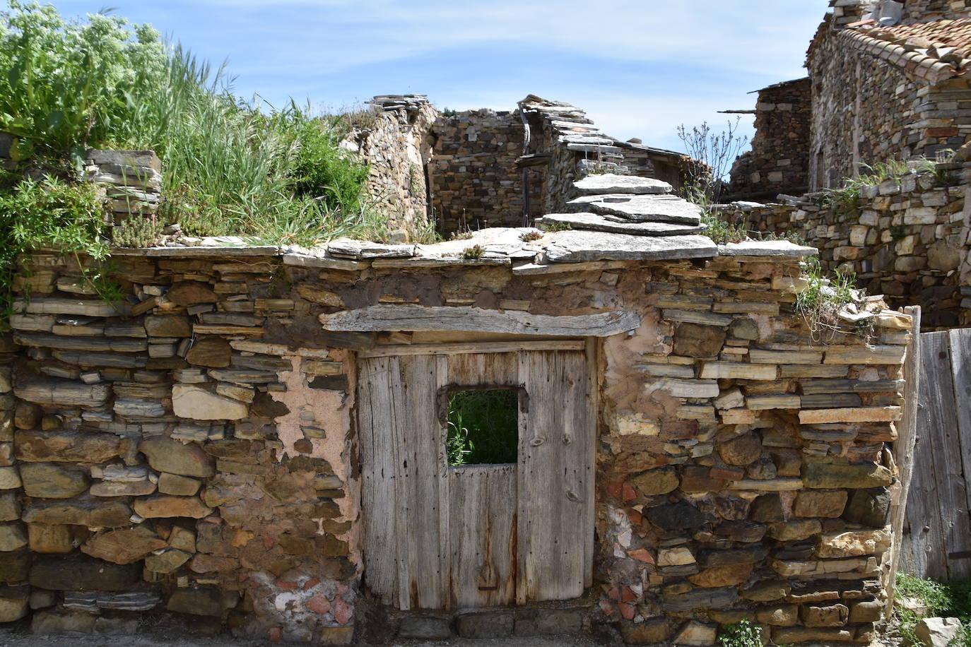El estado de ruina de numerosos edificios en el casco urbano de Navajún es uno de los principales problemas del municipio. Las lluvias de esta primavera han empeorado la situación de varias viviendas y se han producido derrumbes en diversas calles del pueblo.
