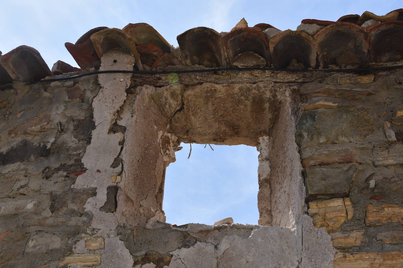 El estado de ruina de numerosos edificios en el casco urbano de Navajún es uno de los principales problemas del municipio. Las lluvias de esta primavera han empeorado la situación de varias viviendas y se han producido derrumbes en diversas calles del pueblo.