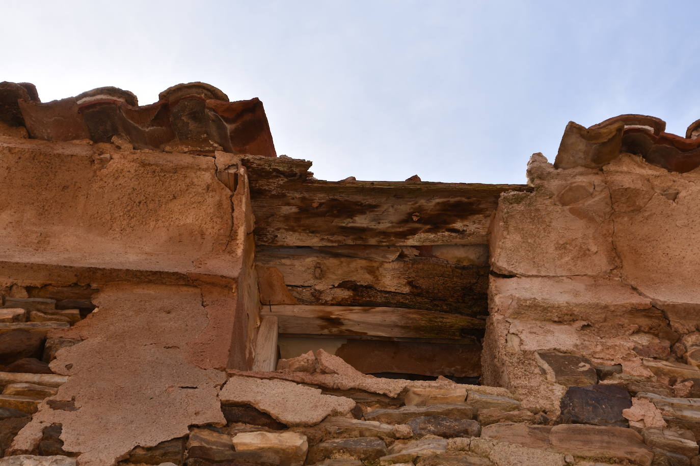 El estado de ruina de numerosos edificios en el casco urbano de Navajún es uno de los principales problemas del municipio. Las lluvias de esta primavera han empeorado la situación de varias viviendas y se han producido derrumbes en diversas calles del pueblo.