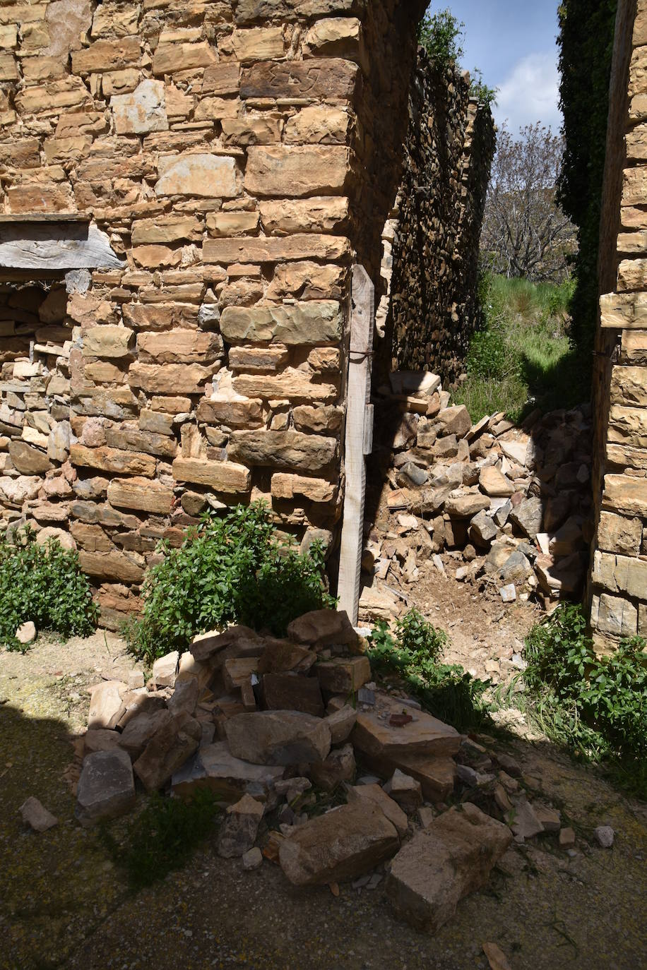 El estado de ruina de numerosos edificios en el casco urbano de Navajún es uno de los principales problemas del municipio. Las lluvias de esta primavera han empeorado la situación de varias viviendas y se han producido derrumbes en diversas calles del pueblo.