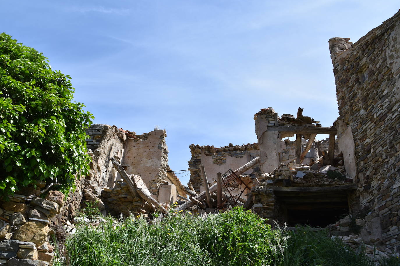 El estado de ruina de numerosos edificios en el casco urbano de Navajún es uno de los principales problemas del municipio. Las lluvias de esta primavera han empeorado la situación de varias viviendas y se han producido derrumbes en diversas calles del pueblo.