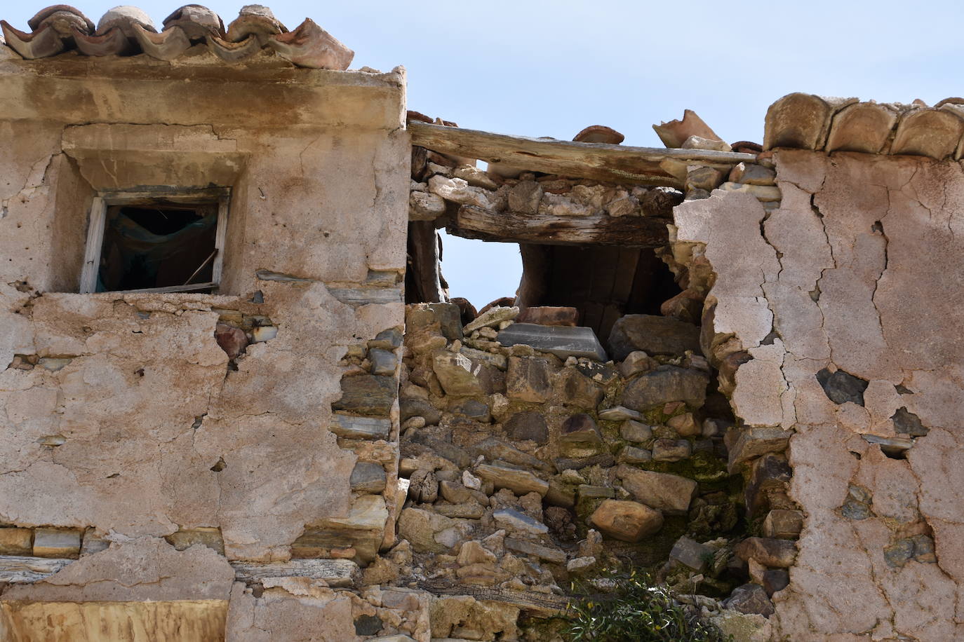El estado de ruina de numerosos edificios en el casco urbano de Navajún es uno de los principales problemas del municipio. Las lluvias de esta primavera han empeorado la situación de varias viviendas y se han producido derrumbes en diversas calles del pueblo.