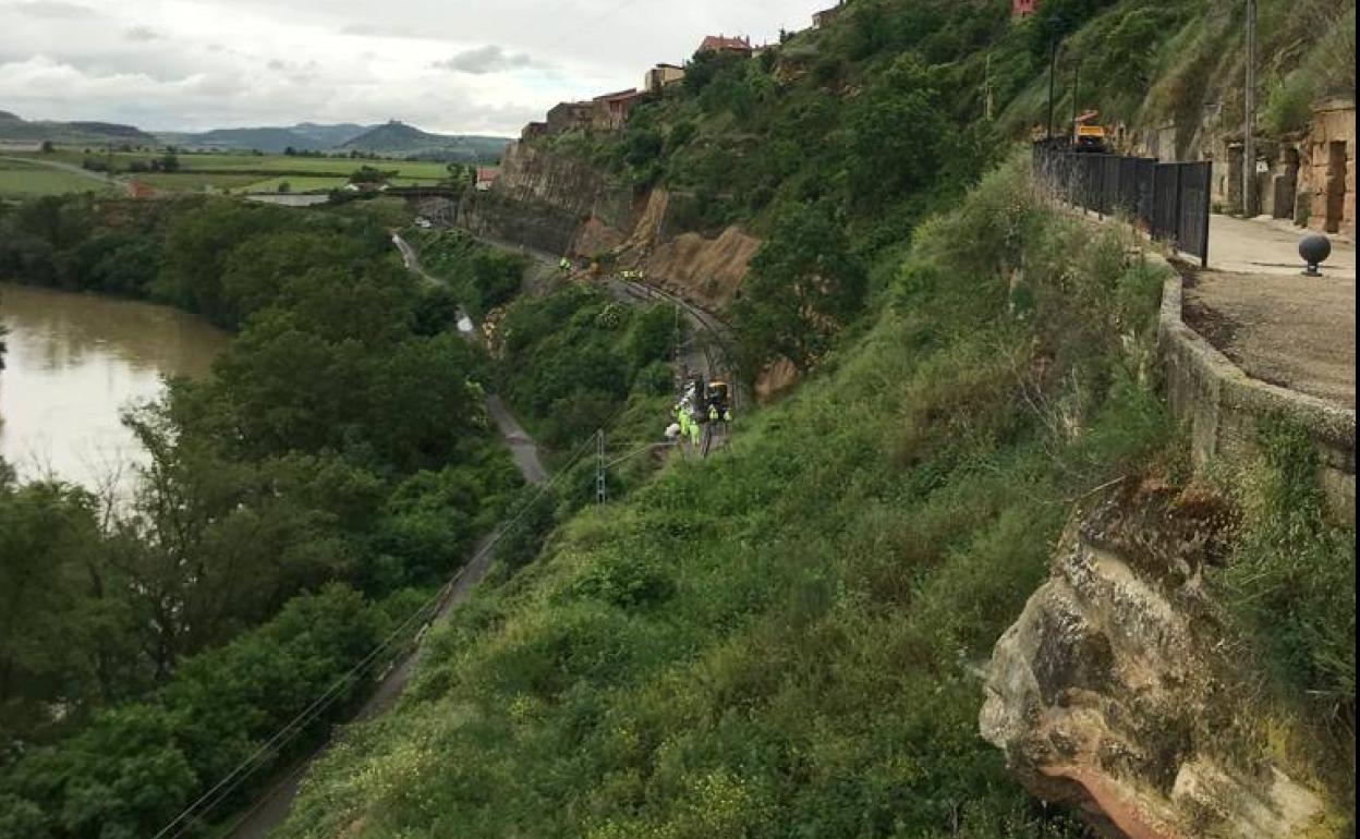 Suspendido el tráfico ferroviario por un desprendimiento de rocas en Briones