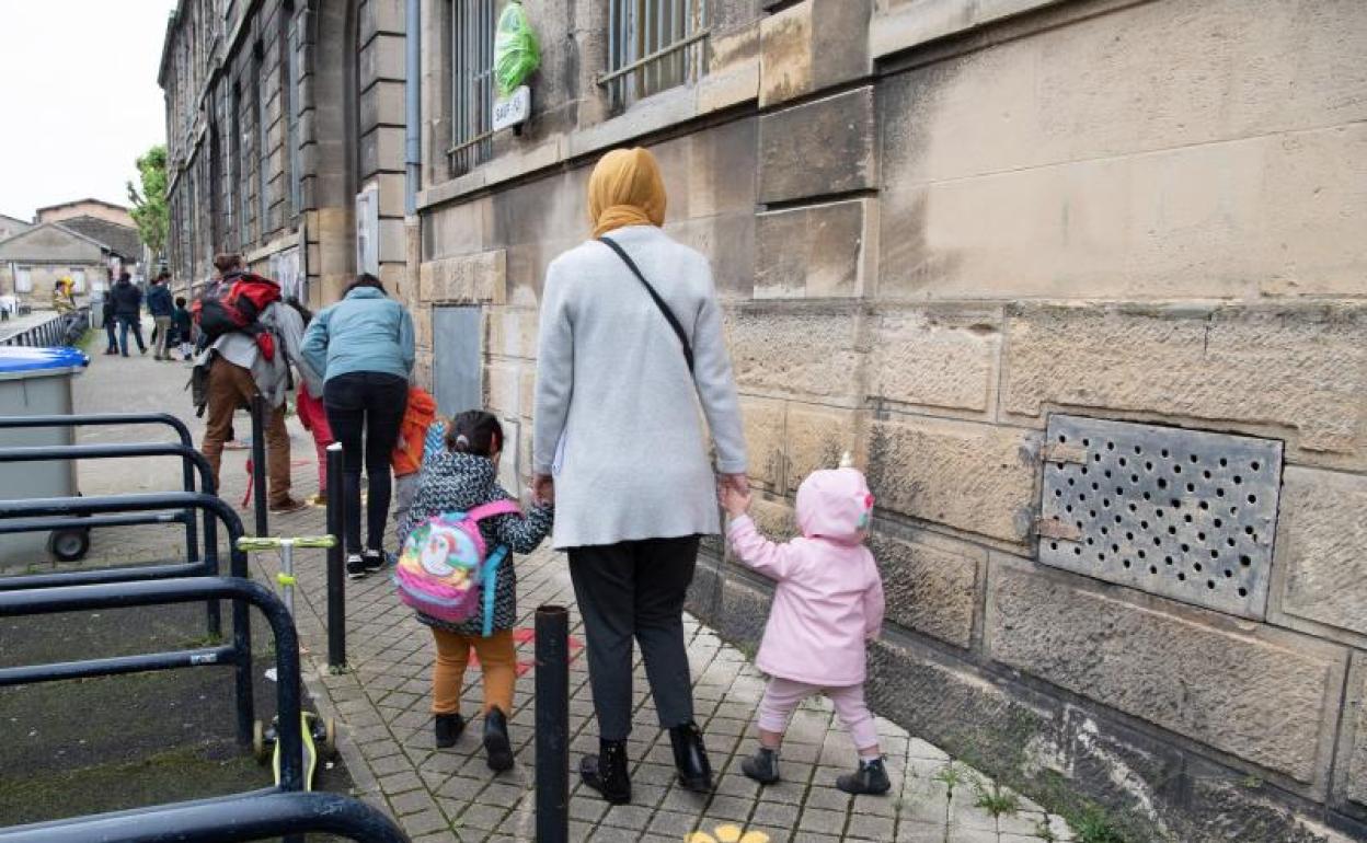 Niños se dirigen a su escuela en Burdeos.