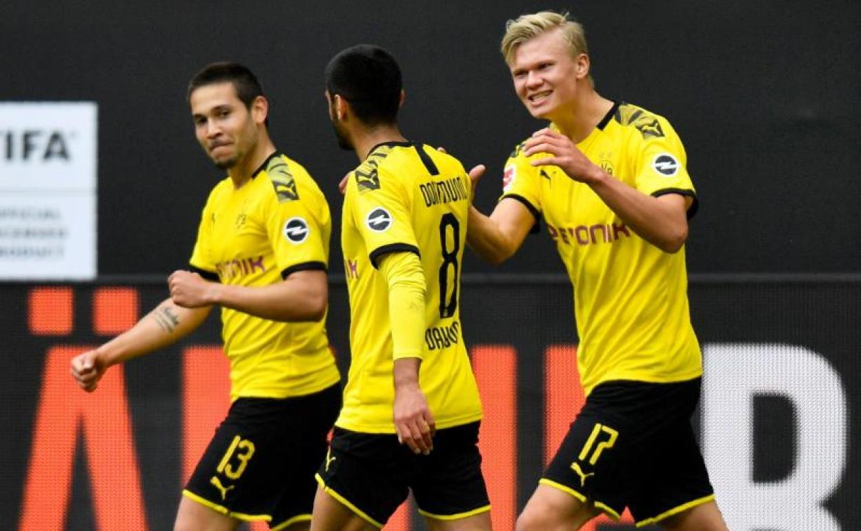 Guerreiro (i), Dahoud y Haaland celebran uno de los goles del portugués al Schalke.