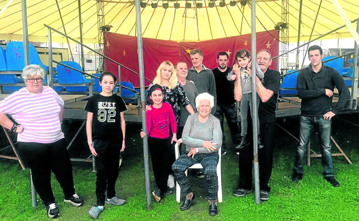 Circo Nevada. La familia de Javier Segura posa bajo la carpa en Monforte, donde quedaron atrapados dos días antes de la alerta. 