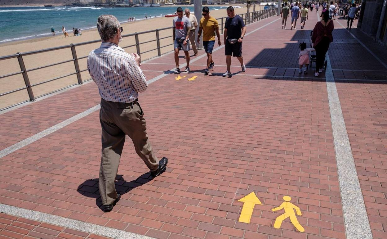 Señalización en el pavimento del paseo de Las Canteras. 