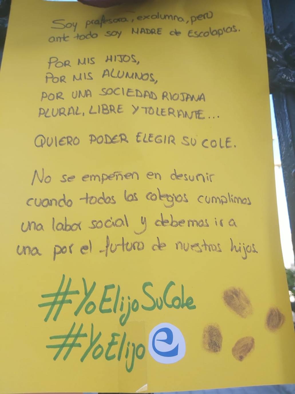 Padres de alumnos, exalumnos del colegio y defensores de la educación concertada y «de la elección de colegio» llenan la puerta del centro logroñés con escritos y dibujos