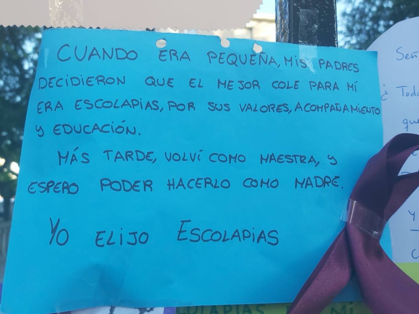 Padres de alumnos, exalumnos del colegio y defensores de la educación concertada y «de la elección de colegio» llenan la puerta del centro logroñés con escritos y dibujos