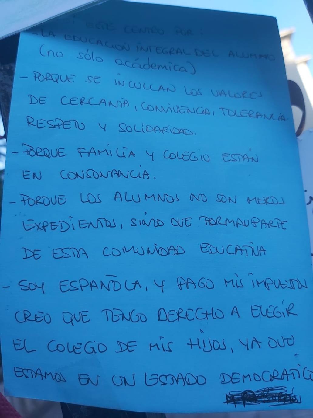 Padres de alumnos, exalumnos del colegio y defensores de la educación concertada y «de la elección de colegio» llenan la puerta del centro logroñés con escritos y dibujos