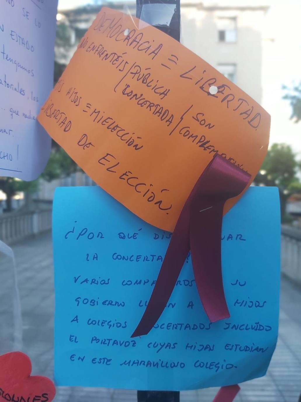Padres de alumnos, exalumnos del colegio y defensores de la educación concertada y «de la elección de colegio» llenan la puerta del centro logroñés con escritos y dibujos