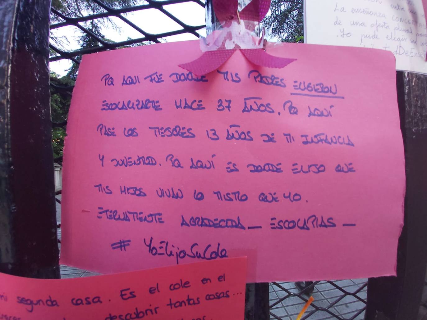 Padres de alumnos, exalumnos del colegio y defensores de la educación concertada y «de la elección de colegio» llenan la puerta del centro logroñés con escritos y dibujos