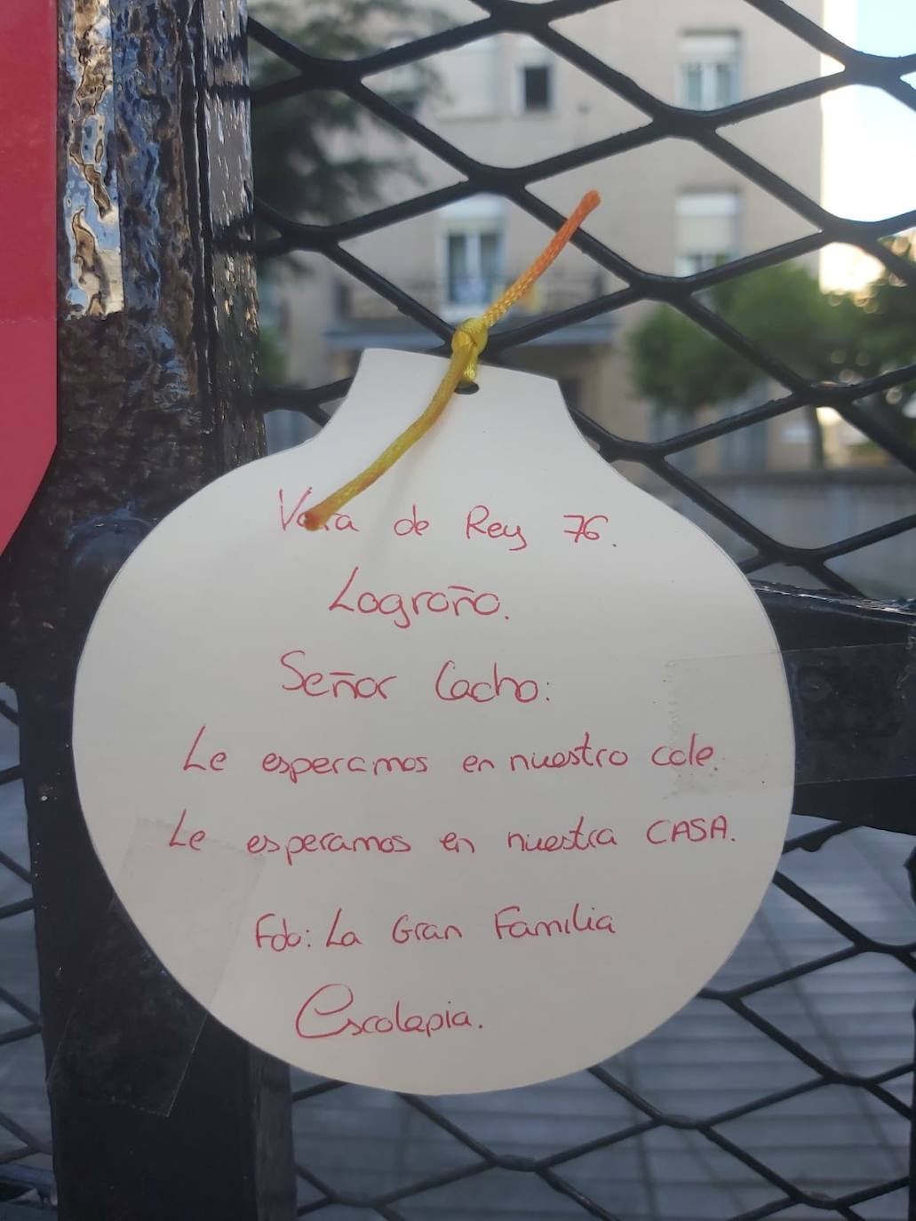 Padres de alumnos, exalumnos del colegio y defensores de la educación concertada y «de la elección de colegio» llenan la puerta del centro logroñés con escritos y dibujos