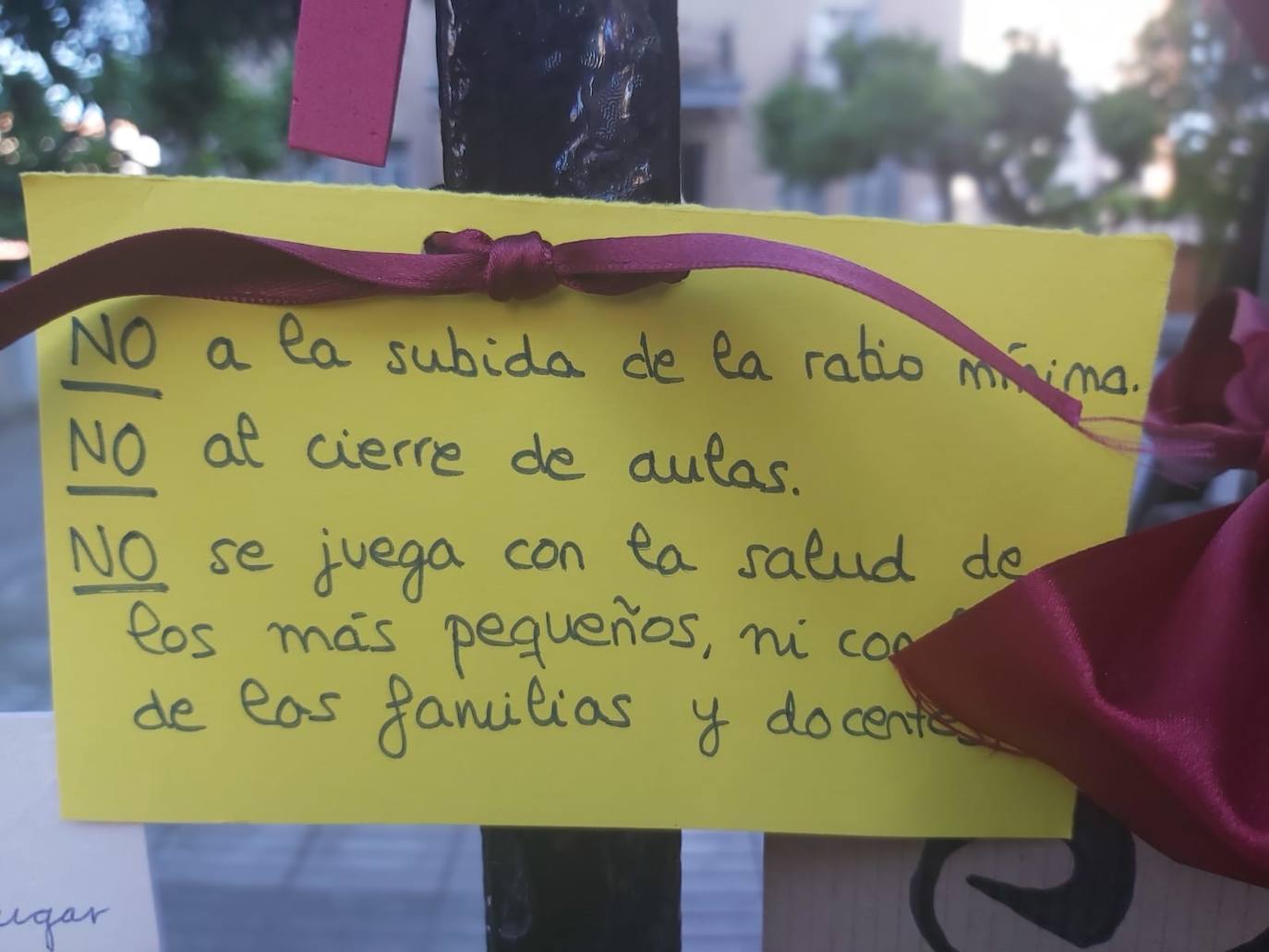 Padres de alumnos, exalumnos del colegio y defensores de la educación concertada y «de la elección de colegio» llenan la puerta del centro logroñés con escritos y dibujos