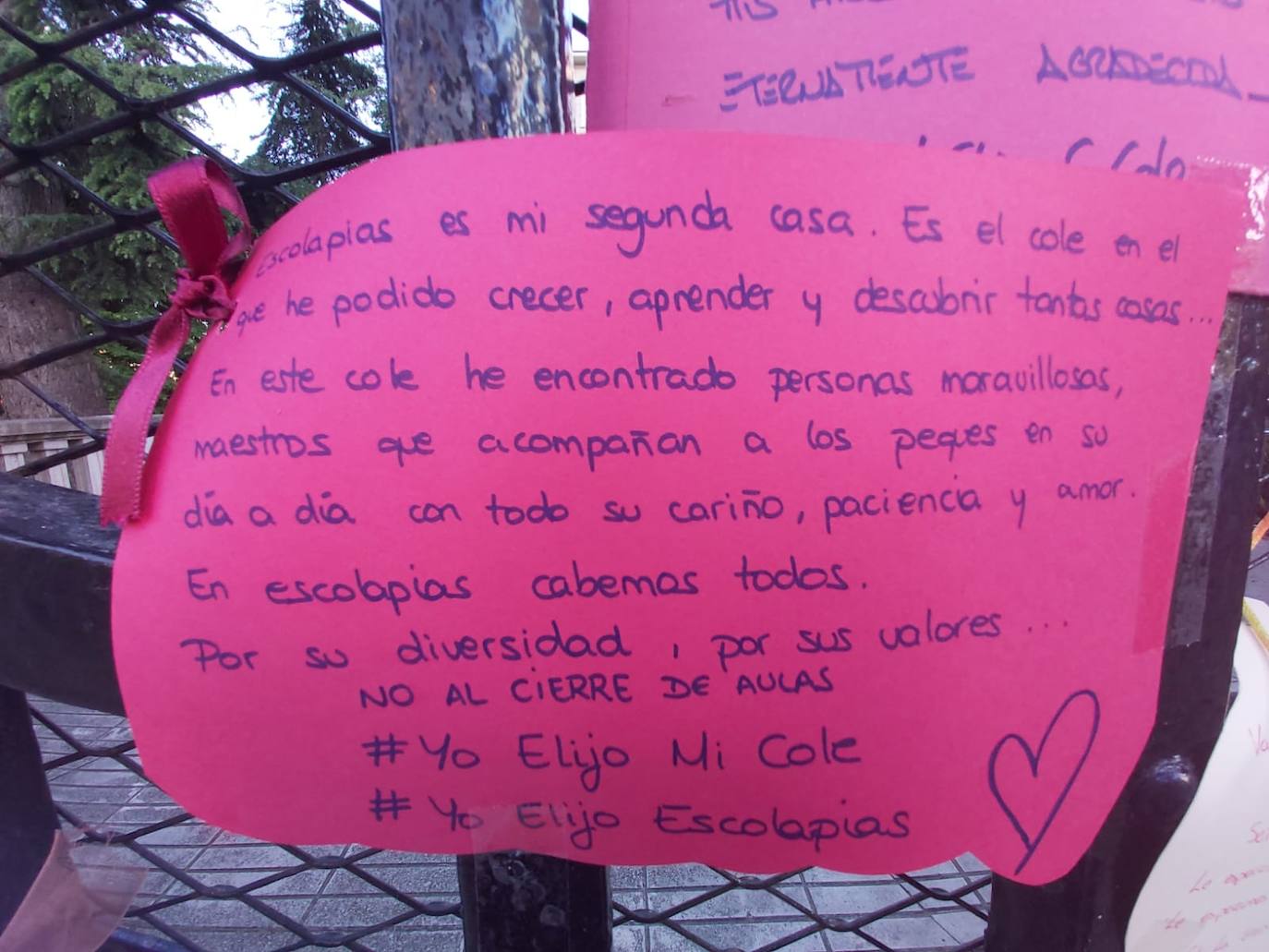 Padres de alumnos, exalumnos del colegio y defensores de la educación concertada y «de la elección de colegio» llenan la puerta del centro logroñés con escritos y dibujos