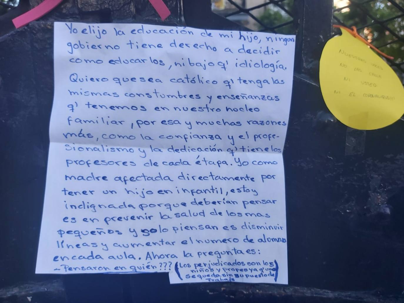 Padres de alumnos, exalumnos del colegio y defensores de la educación concertada y «de la elección de colegio» llenan la puerta del centro logroñés con escritos y dibujos