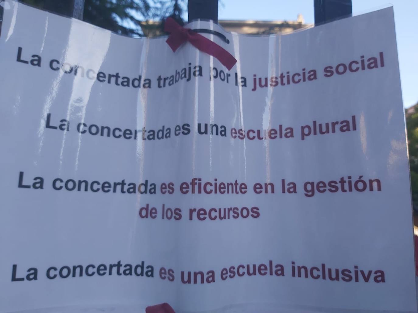 Padres de alumnos, exalumnos del colegio y defensores de la educación concertada y «de la elección de colegio» llenan la puerta del centro logroñés con escritos y dibujos