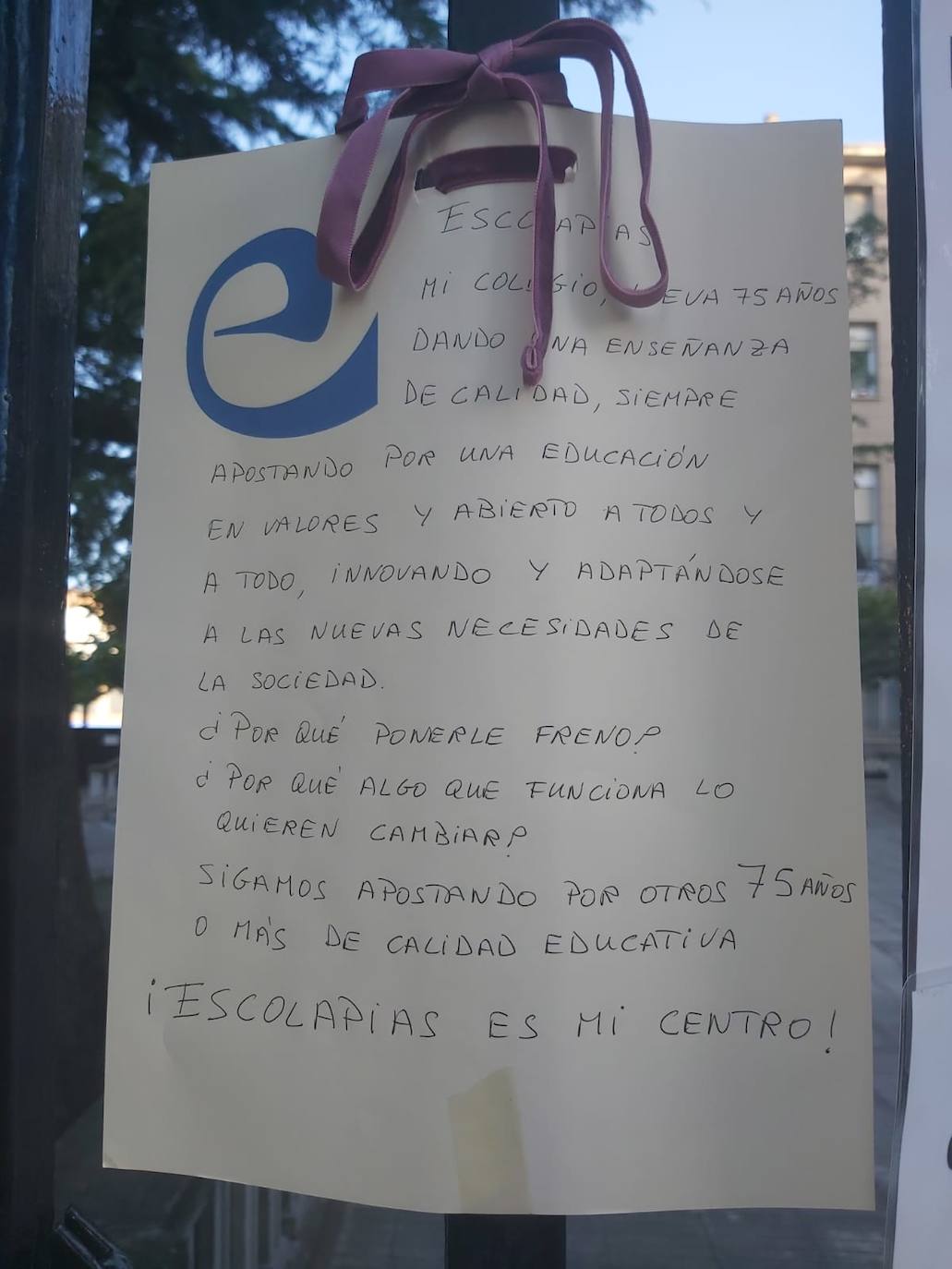 Padres de alumnos, exalumnos del colegio y defensores de la educación concertada y «de la elección de colegio» llenan la puerta del centro logroñés con escritos y dibujos