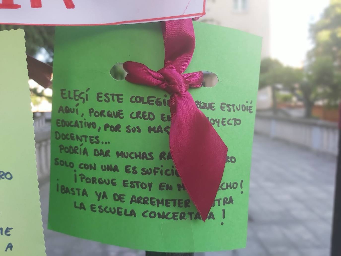 Padres de alumnos, exalumnos del colegio y defensores de la educación concertada y «de la elección de colegio» llenan la puerta del centro logroñés con escritos y dibujos