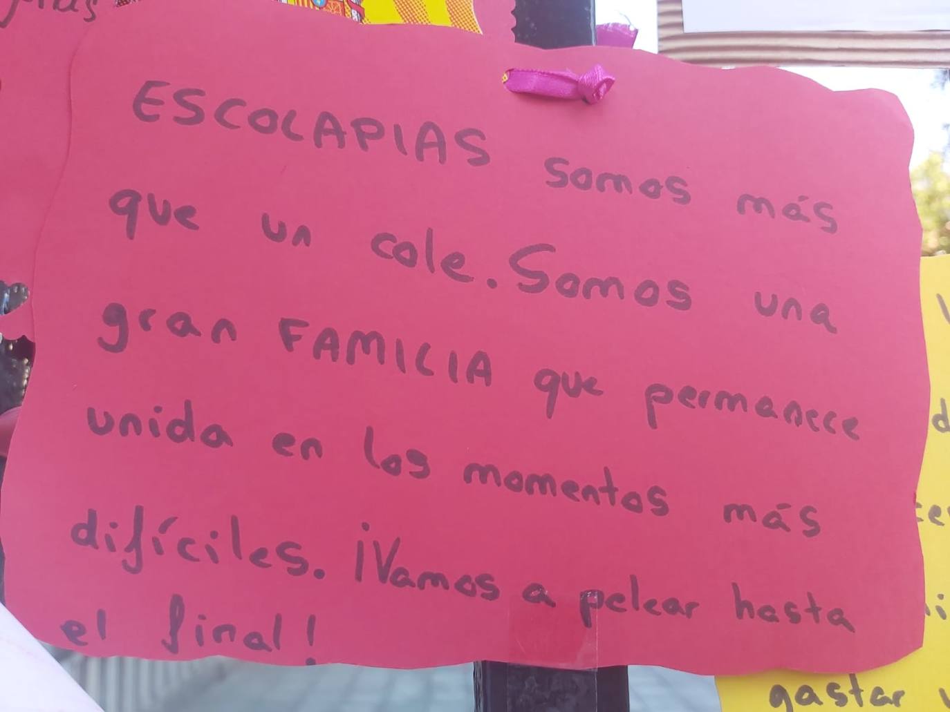Padres de alumnos, exalumnos del colegio y defensores de la educación concertada y «de la elección de colegio» llenan la puerta del centro logroñés con escritos y dibujos