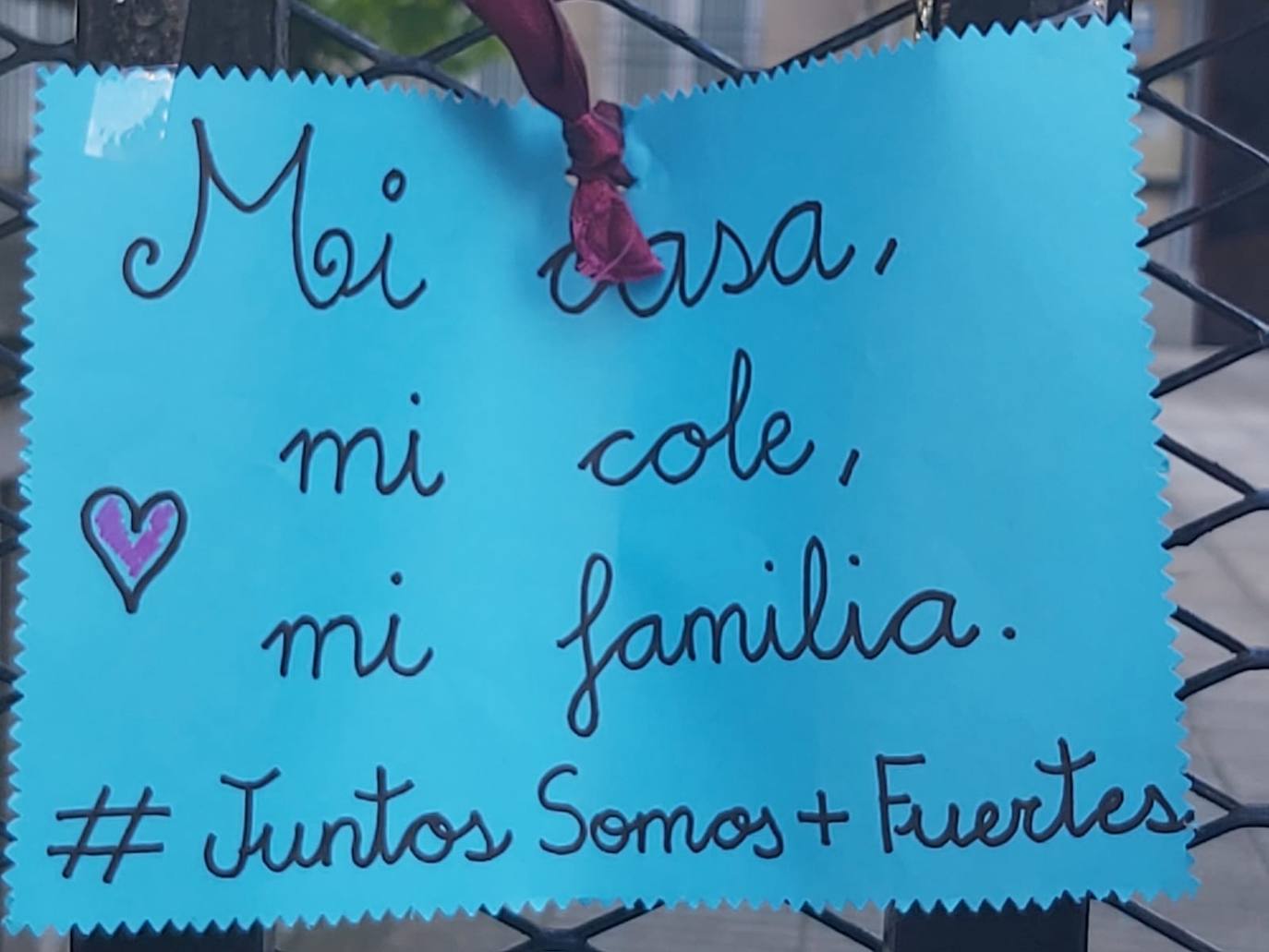 Padres de alumnos, exalumnos del colegio y defensores de la educación concertada y «de la elección de colegio» llenan la puerta del centro logroñés con escritos y dibujos