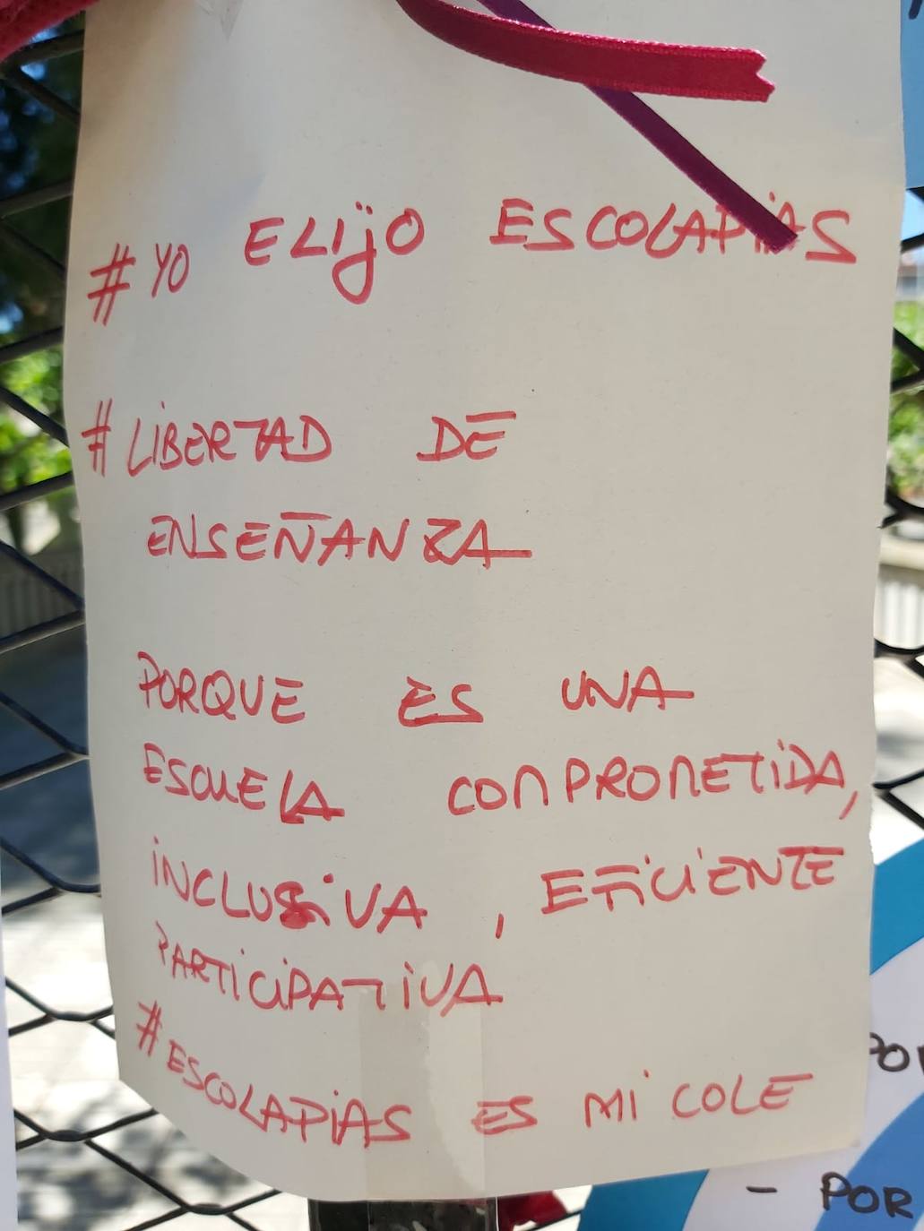 Padres de alumnos, exalumnos del colegio y defensores de la educación concertada y «de la elección de colegio» llenan la puerta del centro logroñés con escritos y dibujos