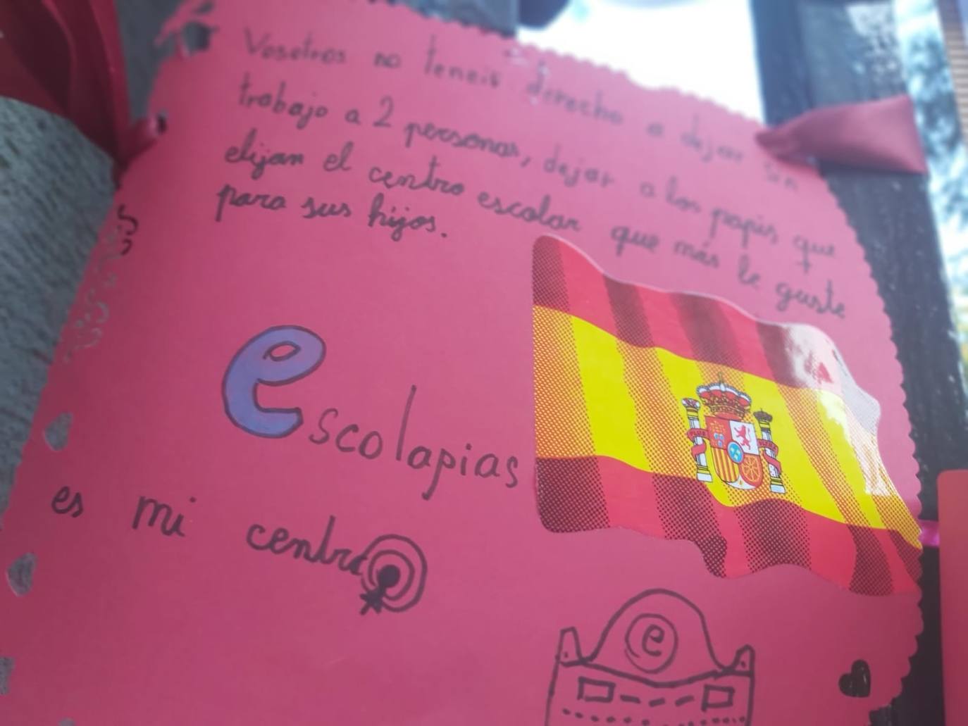 Padres de alumnos, exalumnos del colegio y defensores de la educación concertada y «de la elección de colegio» llenan la puerta del centro logroñés con escritos y dibujos