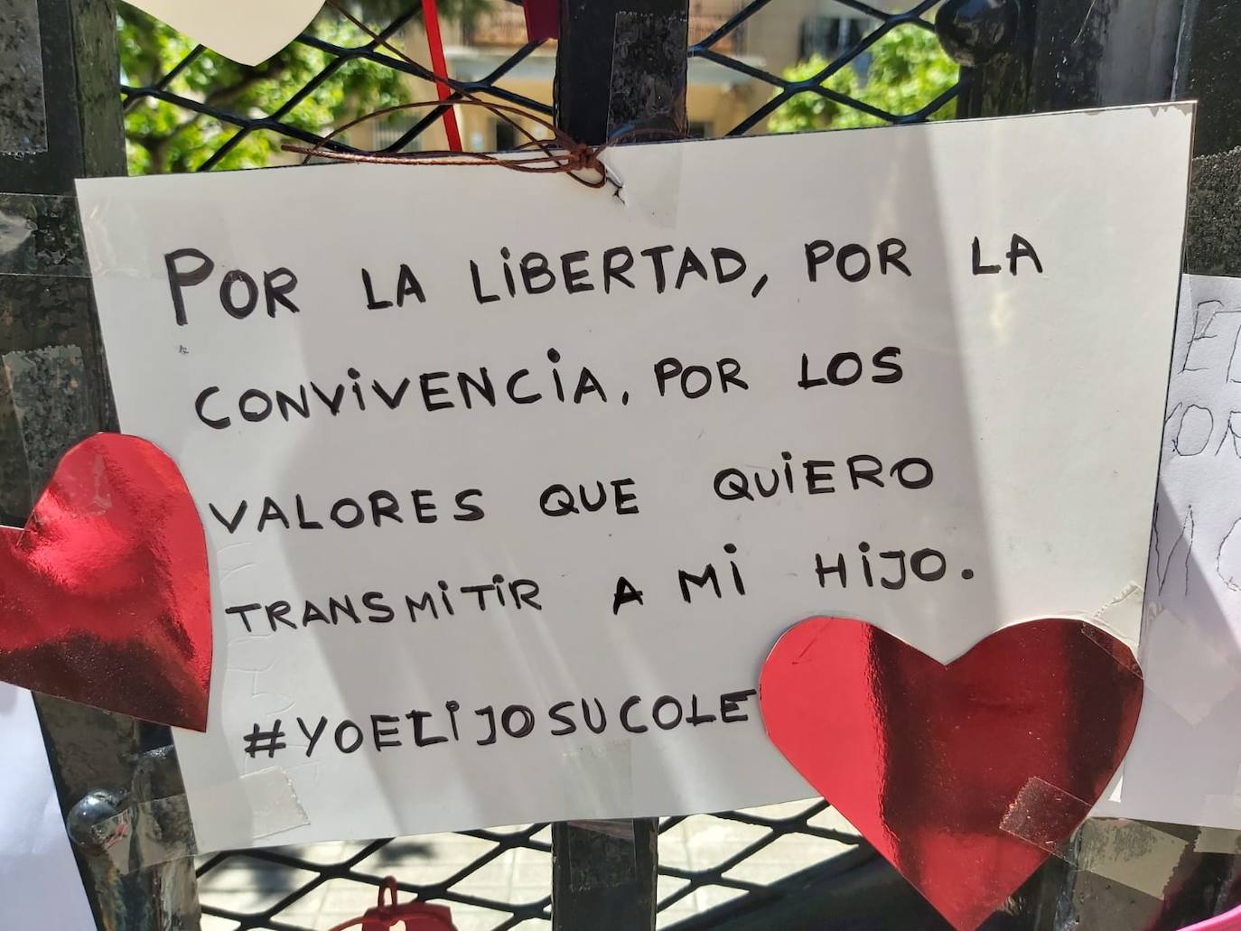 Padres de alumnos, exalumnos del colegio y defensores de la educación concertada y «de la elección de colegio» llenan la puerta del centro logroñés con escritos y dibujos