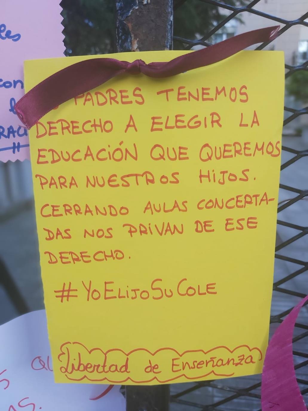 Padres de alumnos, exalumnos del colegio y defensores de la educación concertada y «de la elección de colegio» llenan la puerta del centro logroñés con escritos y dibujos