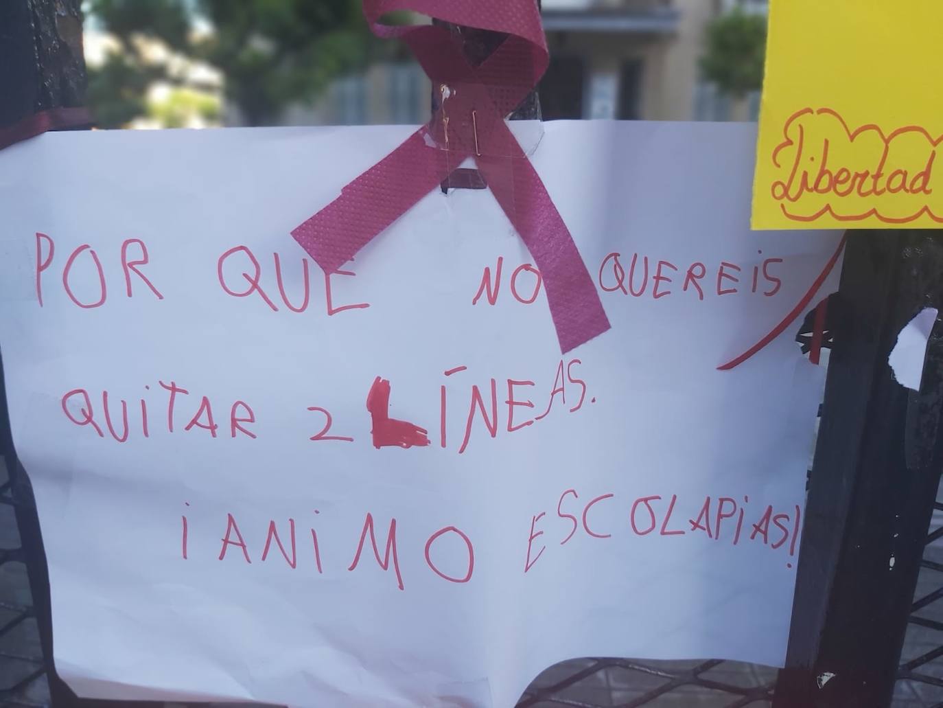 Padres de alumnos, exalumnos del colegio y defensores de la educación concertada y «de la elección de colegio» llenan la puerta del centro logroñés con escritos y dibujos