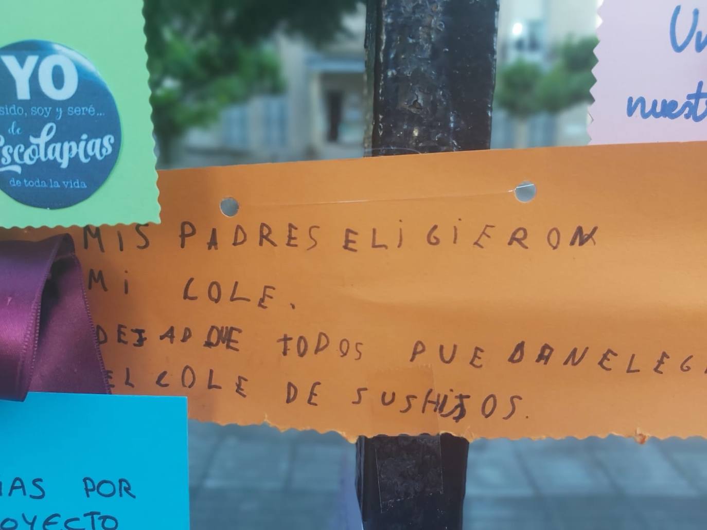 Padres de alumnos, exalumnos del colegio y defensores de la educación concertada y «de la elección de colegio» llenan la puerta del centro logroñés con escritos y dibujos