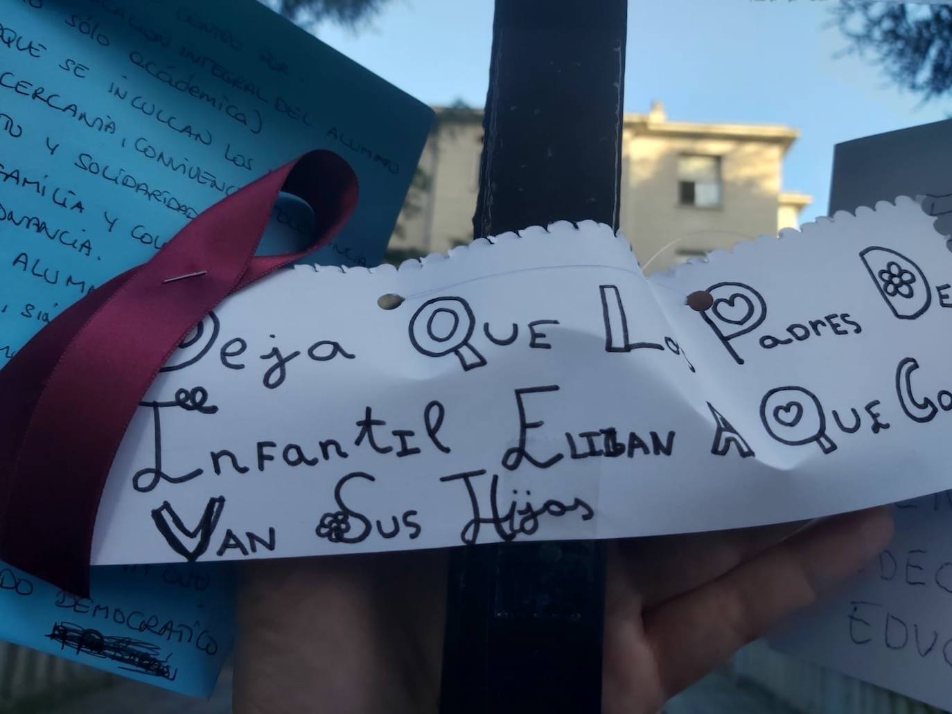 Padres de alumnos, exalumnos del colegio y defensores de la educación concertada y «de la elección de colegio» llenan la puerta del centro logroñés con escritos y dibujos