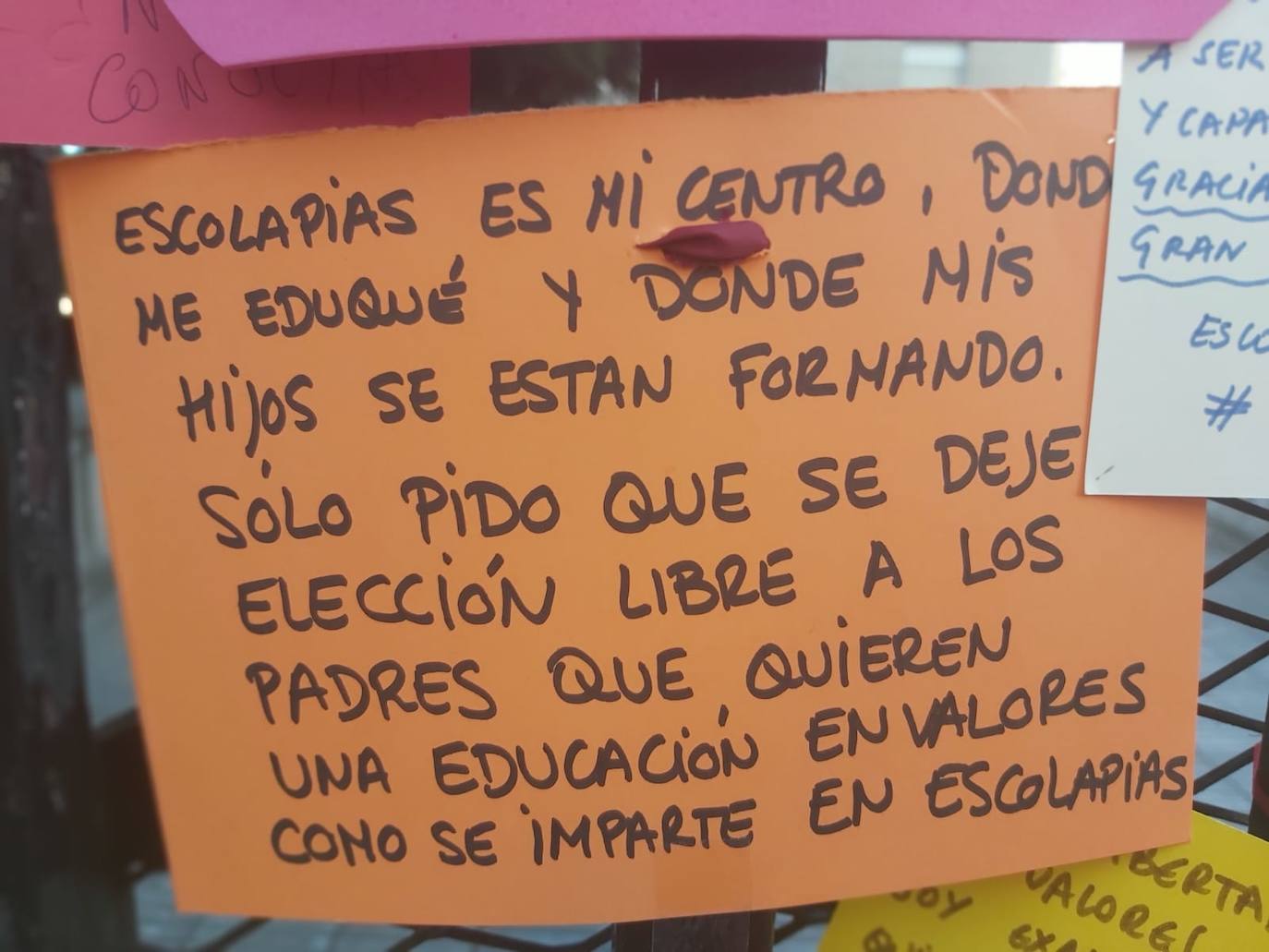Padres de alumnos, exalumnos del colegio y defensores de la educación concertada y «de la elección de colegio» llenan la puerta del centro logroñés con escritos y dibujos
