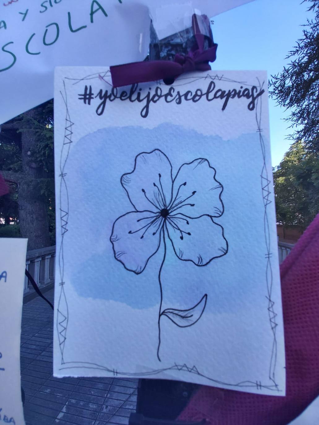 Padres de alumnos, exalumnos del colegio y defensores de la educación concertada y «de la elección de colegio» llenan la puerta del centro logroñés con escritos y dibujos