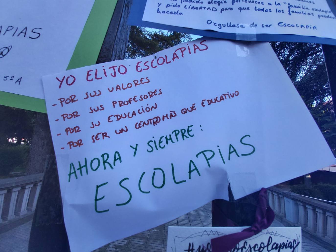 Padres de alumnos, exalumnos del colegio y defensores de la educación concertada y «de la elección de colegio» llenan la puerta del centro logroñés con escritos y dibujos