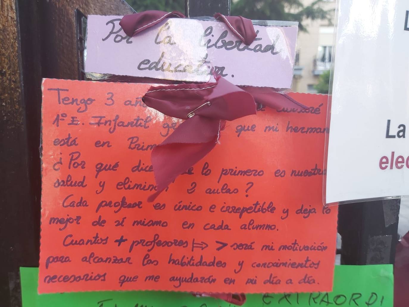 Padres de alumnos, exalumnos del colegio y defensores de la educación concertada y «de la elección de colegio» llenan la puerta del centro logroñés con escritos y dibujos