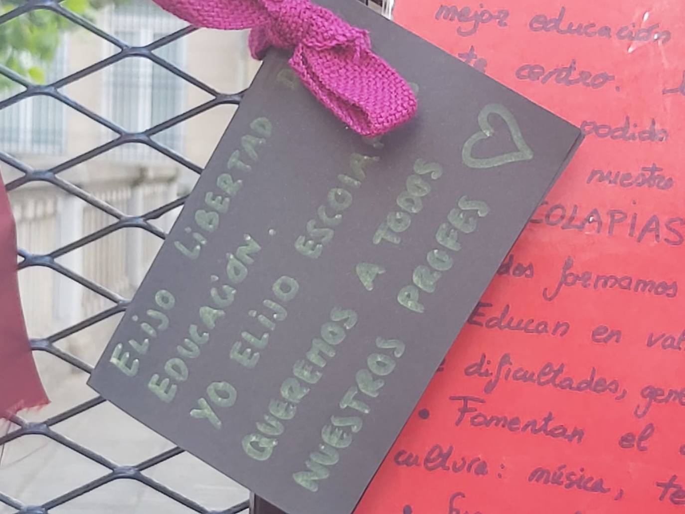 Padres de alumnos, exalumnos del colegio y defensores de la educación concertada y «de la elección de colegio» llenan la puerta del centro logroñés con escritos y dibujos