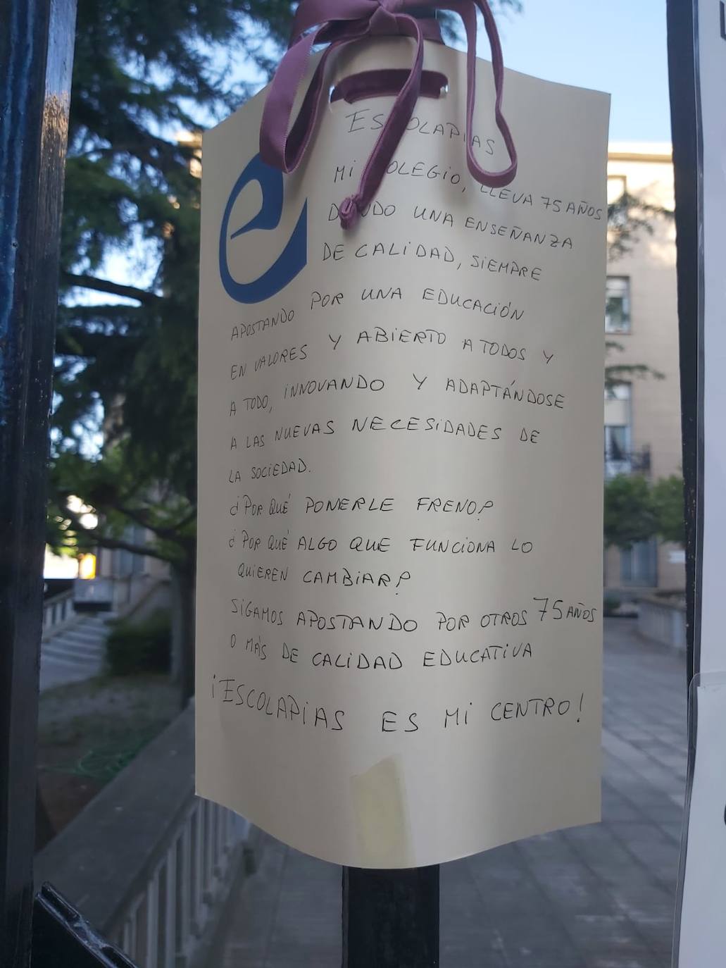 Padres de alumnos, exalumnos del colegio y defensores de la educación concertada y «de la elección de colegio» llenan la puerta del centro logroñés con escritos y dibujos