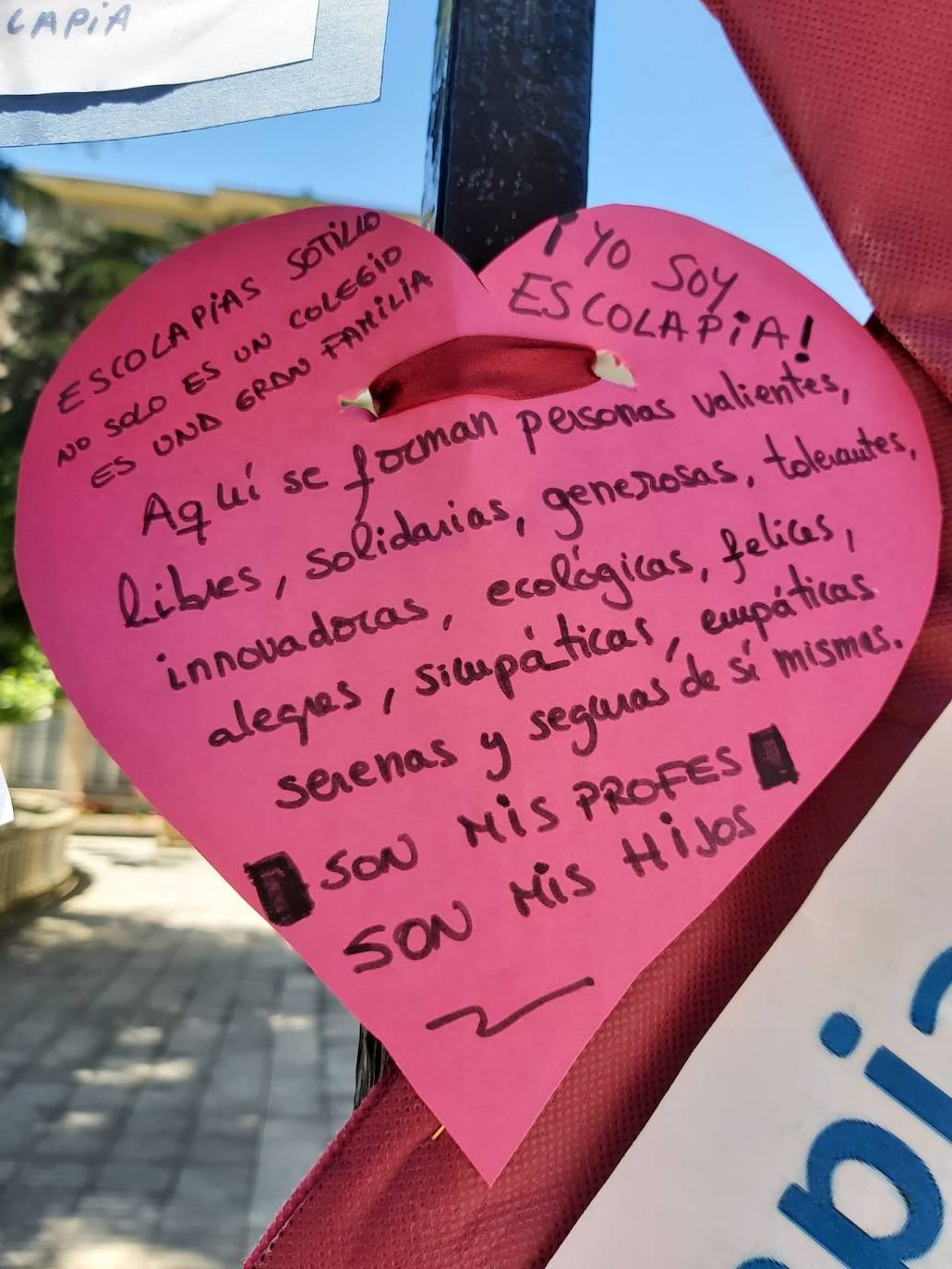 Padres de alumnos, exalumnos del colegio y defensores de la educación concertada y «de la elección de colegio» llenan la puerta del centro logroñés con escritos y dibujos