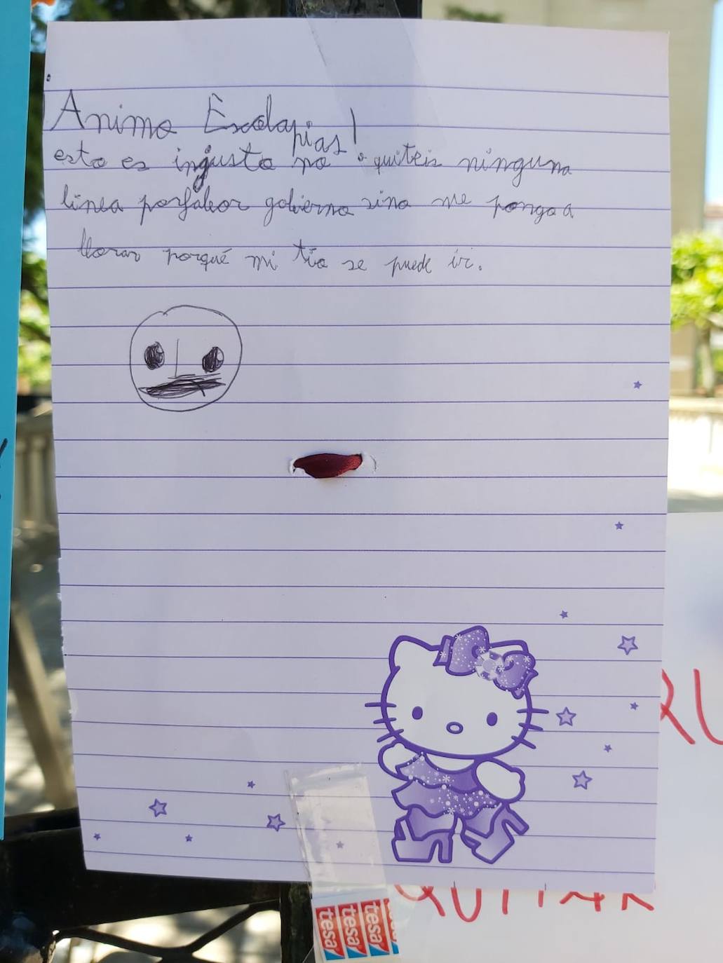 Padres de alumnos, exalumnos del colegio y defensores de la educación concertada y «de la elección de colegio» llenan la puerta del centro logroñés con escritos y dibujos