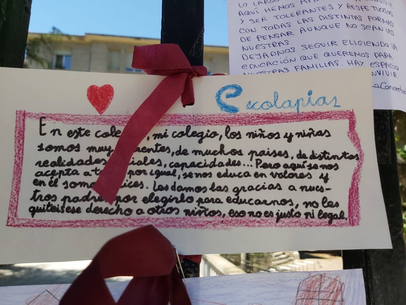 Padres de alumnos, exalumnos del colegio y defensores de la educación concertada y «de la elección de colegio» llenan la puerta del centro logroñés con escritos y dibujos