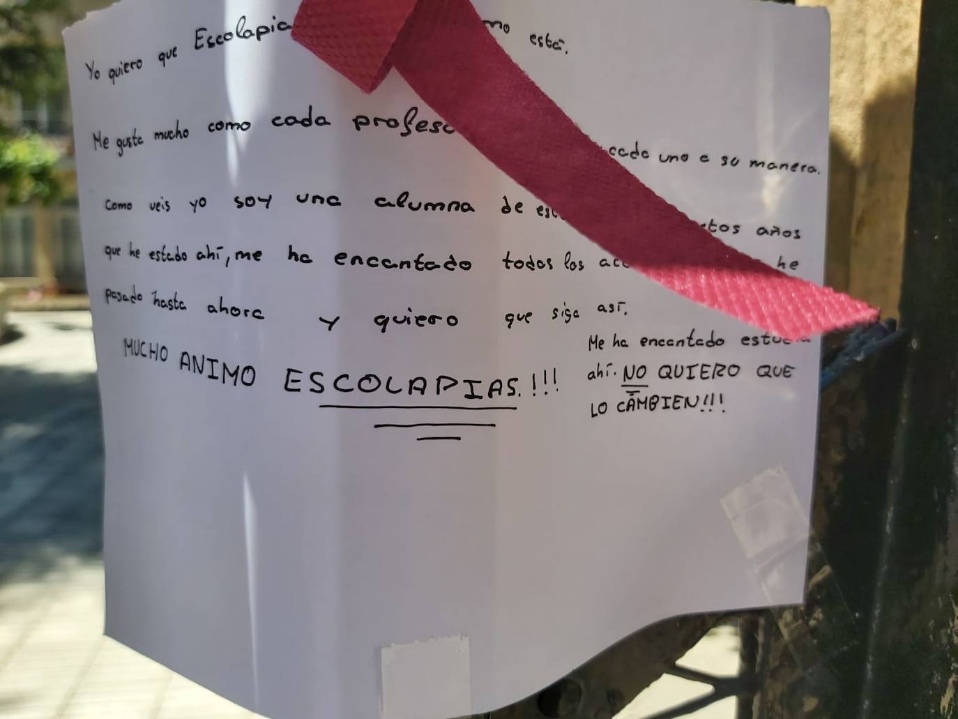 Padres de alumnos, exalumnos del colegio y defensores de la educación concertada y «de la elección de colegio» llenan la puerta del centro logroñés con escritos y dibujos