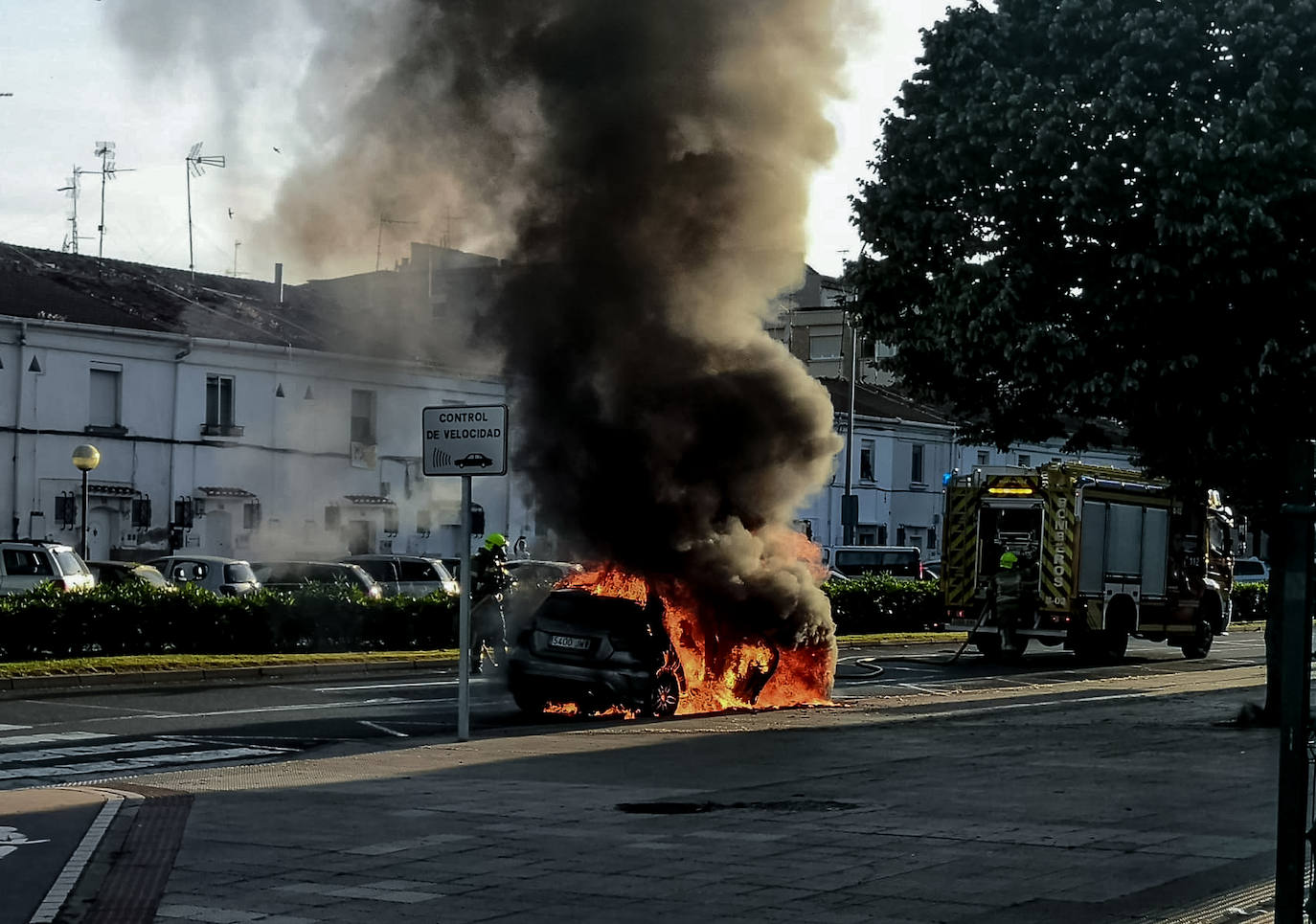 El fuego se ha producido en al barrio logroñés y no ha habido que lamentar heridos. 