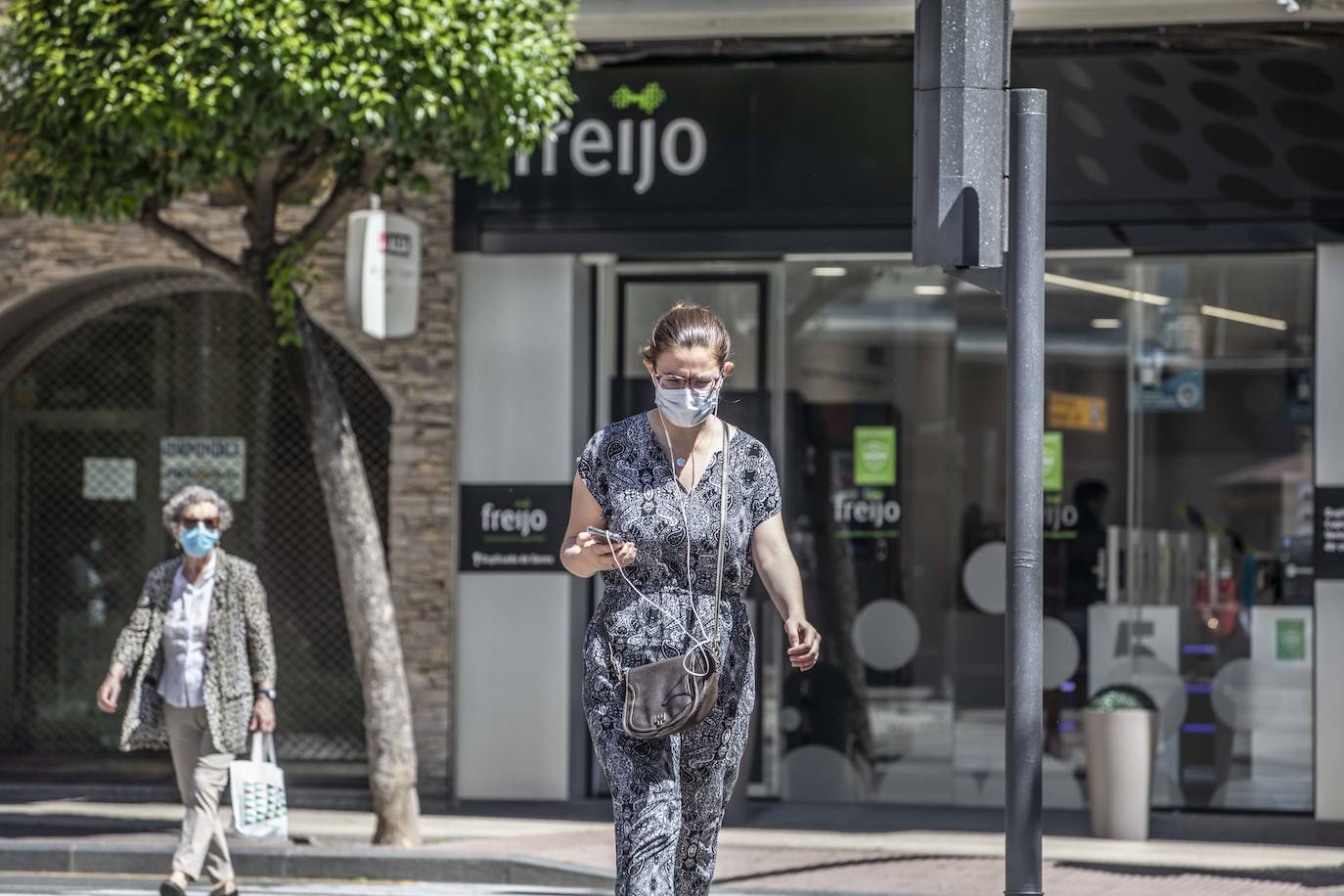 Este jueves se ha puesto en marcha la obligatoriedad del uso de mascarilla en los espacios públicos cerrados y en los lugares abiertos en los que sea imposible mantener la distancia social de dos metros. 