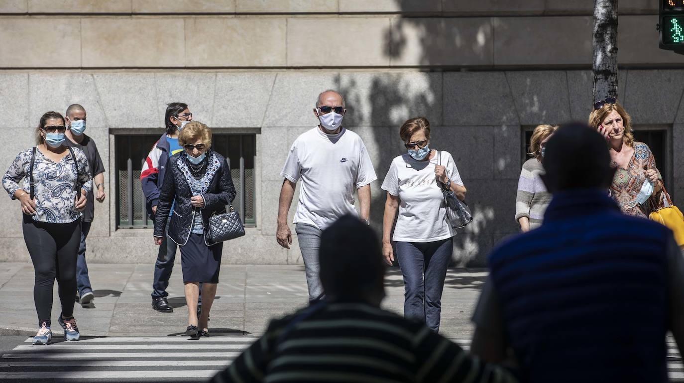 Este jueves se ha puesto en marcha la obligatoriedad del uso de mascarilla en los espacios públicos cerrados y en los lugares abiertos en los que sea imposible mantener la distancia social de dos metros. 